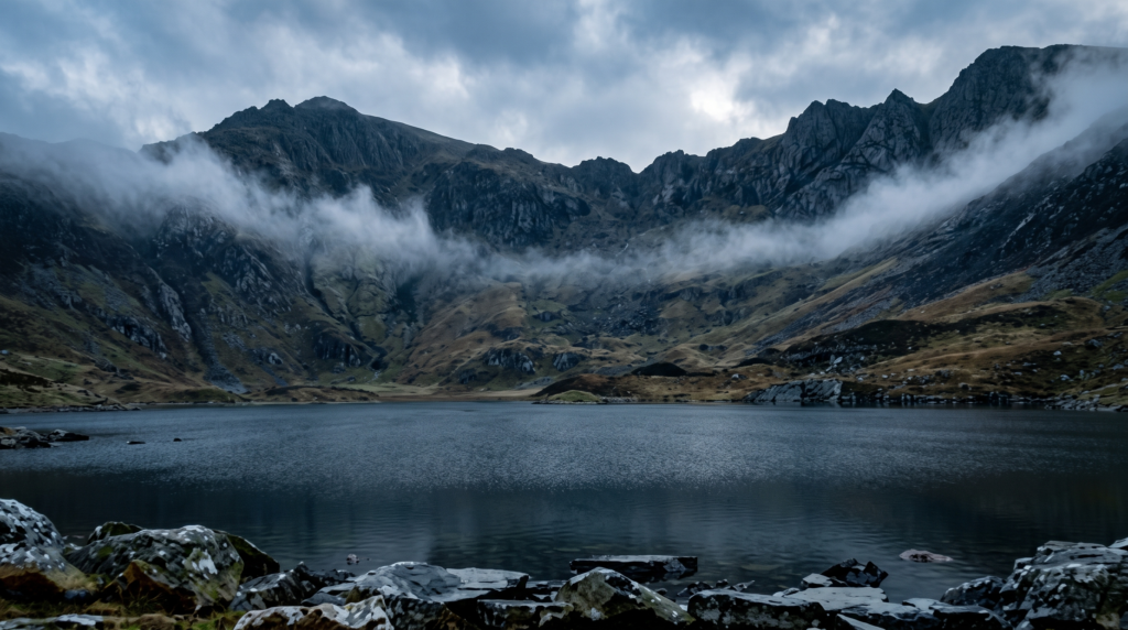 Lago glaciar Cwm Idwal en Snowdonia Gales, locación de las Tierras de los Ríos en House of the Dragon